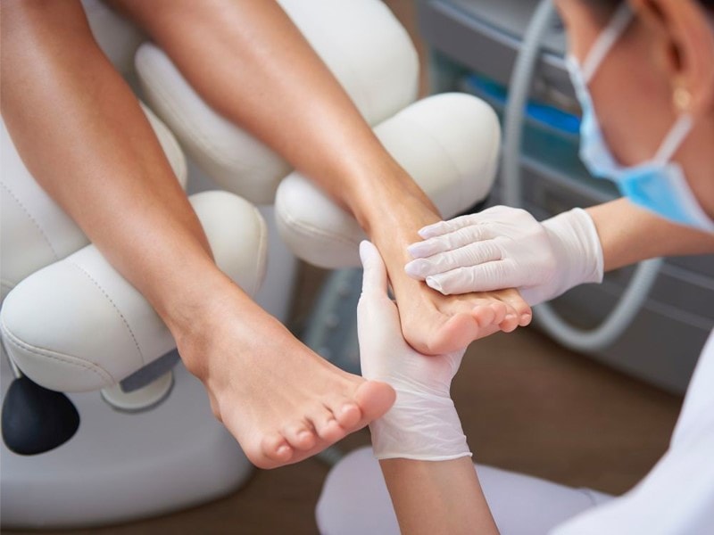 Das Bild zeigt Füße und dient als Titelbild für das Thema „Fußpflege und Fußmodellage in Meißen und Coswig“.